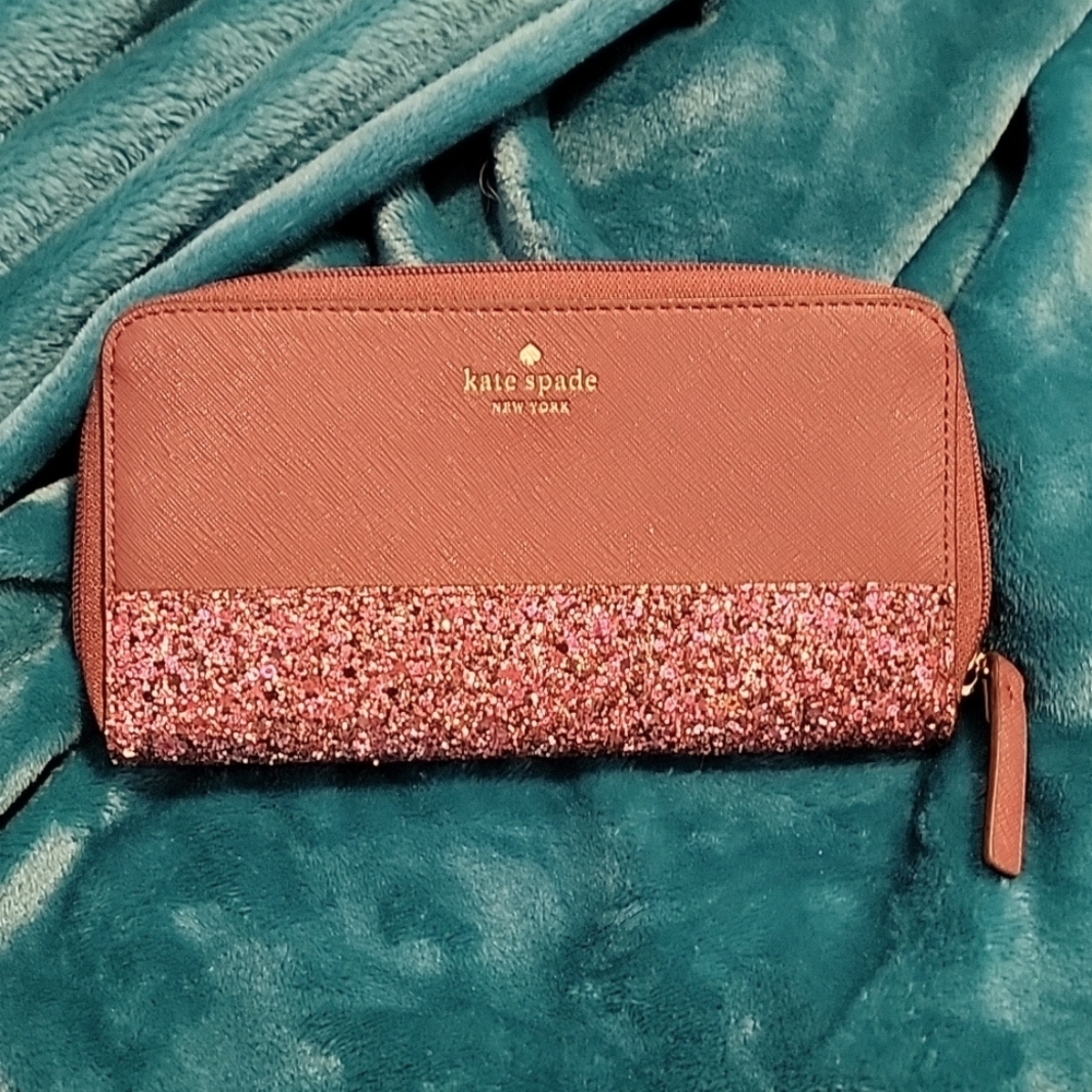 Kate Spade Greta Court glitter wallet in Cherrywood